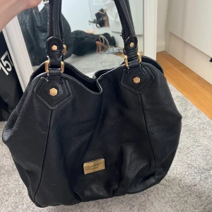 Marc Jacobs väska - Säljer min jätte fina marc jacobs väska då den inte kommer till användning längre. Den är använd men finns inga defekter!!! Orginalpris ca 4000kr. Dustbag finns 