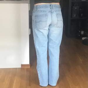 jeans från 2000-talet i fint skick med raka/bootcut ben och knappgylf stängning  midja rakt över 36 cm innerben 69 cm Står storlek M men midjan är lite insydd så passar s/m 
