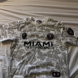 Bape x Miami  - Storlek M, Bra skick och används aldrig har bara testats en gång sen har den bara legat.  Pris kan diskuteras.