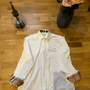 Burberry Skjorta - Tjo säljer den här otroligt snygga burberry skjortan i nyskick! 🔥 Stl XL men passar L !  självklart äkta! 🙌skriv vid minsta lilla fundering 