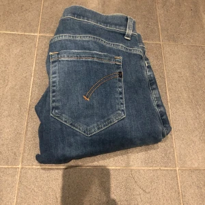 Dondup w31 - Dondup jeans stl 31 Super sköna och strechiga Meddela om du önskar mer information 🙏🏻 Det är modell/typen ”dondup zero ” så ej de vanliga modellerna som ”ritche” elr ”George”. Men utöver de är de inte använda mykket och snygga som fan😮‍💨🤩🙌🏽