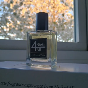 Niche4all Amalfi Lemon Vetiver - Niche4all Amalfi Lemon Vetiver 30ml Eau de perfume som kan håla 8 timmar+ lätt med bra projection.  Använd lite så den har 29 ml kvar Jag har själv köpt den för 659kr och säljer för 500kr Det är en niche perfume för sommaren. Top Notes African Marigo
