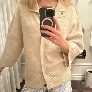 soft goat kofta - säljer min såå fina kashmir kofta från soft goat🍵den är i fint skick!