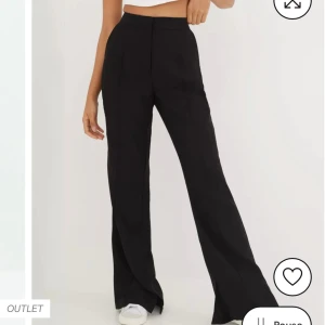 Svarta kostymbyxor  - Svarta vanliga kostymbyxor från Nelly. Storlek 38, jag är en 177cm och passar ok i längden. Mellan hög midja. Använda fåtal gånger, väldigt bra skick. Köparen står för frakten. Org pris 499kr säljer för 100kr