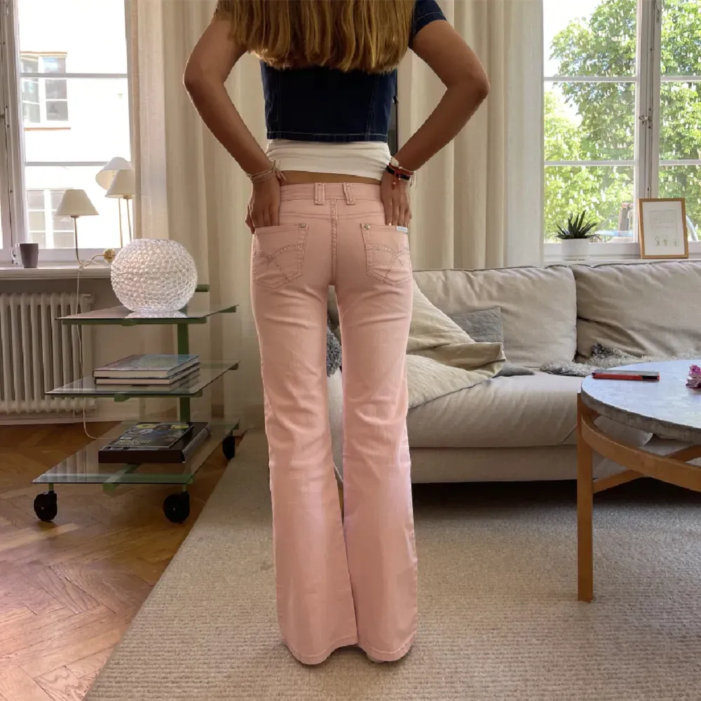 Säljer dessa Lågmidjade jeans eftersom det blivit lite för korta på mig som är 172. Det är unika och köpta här på Plick!OBS lånade bilder☺️. Jeans & Byxor.