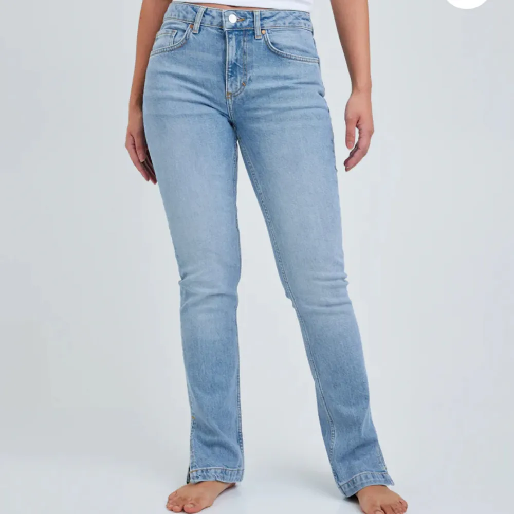 Jättefina jeans med midwaist och slits, använt 2 gånger kan ej användas längre då jag växt ur dom💕. Jeans & Byxor.