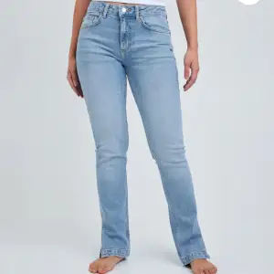 Jättefina jeans med midwaist och slits, använt 2 gånger kan ej användas längre då jag växt ur dom💕