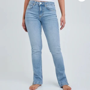 Slim midwaist jeans slits - Jättefina jeans med midwaist och slits, använt 2 gånger kan ej användas längre då jag växt ur dom💕