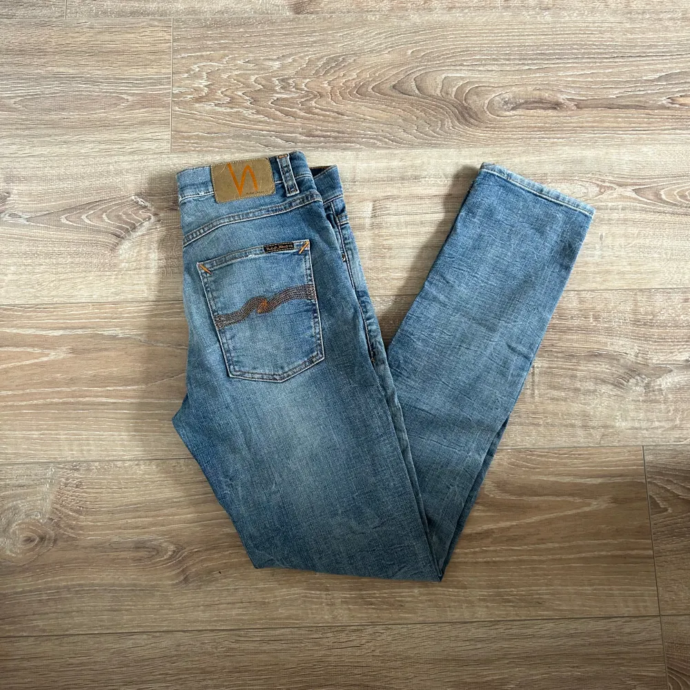 Ett par jeans i absolut topp skick och som dessutom har en extremt snygg tvätt. Nypriset på dessa jeans ligger på runt 1000kr. Längden på byxorna är 100cm och midjan 37cm jämför gärna med ett par egna och sen är det fritt fram att använda ”köp nu”.. Jeans & Byxor.