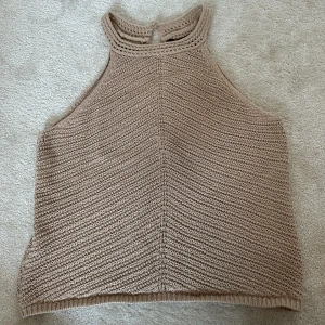 Stickat linne - Söt stickat linne i Begie/brun färg!🤎från Lindex i storlek M men är lite mindre i storleken så passar S oxå.🌸