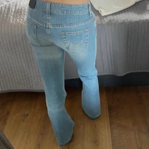 lågmidjade bootcut jeans  - Lånade bilder, jättesnygga ljusa lågmidjade bootcut 💞 hon på bilden är 171 cm 