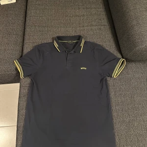 Boss Pike t-shirt  - Nästan en helt ny boss pike t-shirt i storlek S Använt endast ett fåtal gången.  Köpt från zalando för lite mer än 1000kr.  Mycket fin för sommaren 