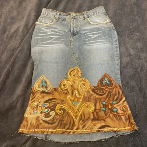 sisterS point jeanskjol  - knappast använt, har bara varit i källaren (ifall det finns nån lukt) 