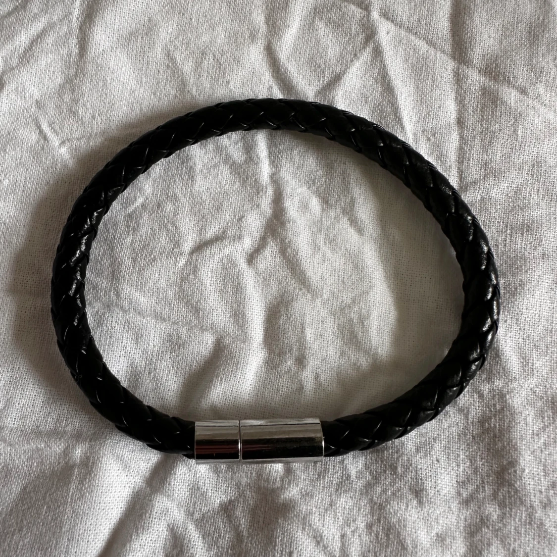 Ett svart läderarmband - 1