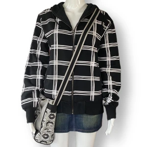 Zip sup Hoodie  - Snygg äldre zip up hoodie i fint skick. Skulle säga skicket är 8/10. Storlek S. Dockan använder storlek XS. Den är nog för män men sitter oversize på kvinnor.  MÅTT: Axel till axel 42cm  Ärmlängd 64cm  Armhåla till armhåla 50cm  Längd 60cm 