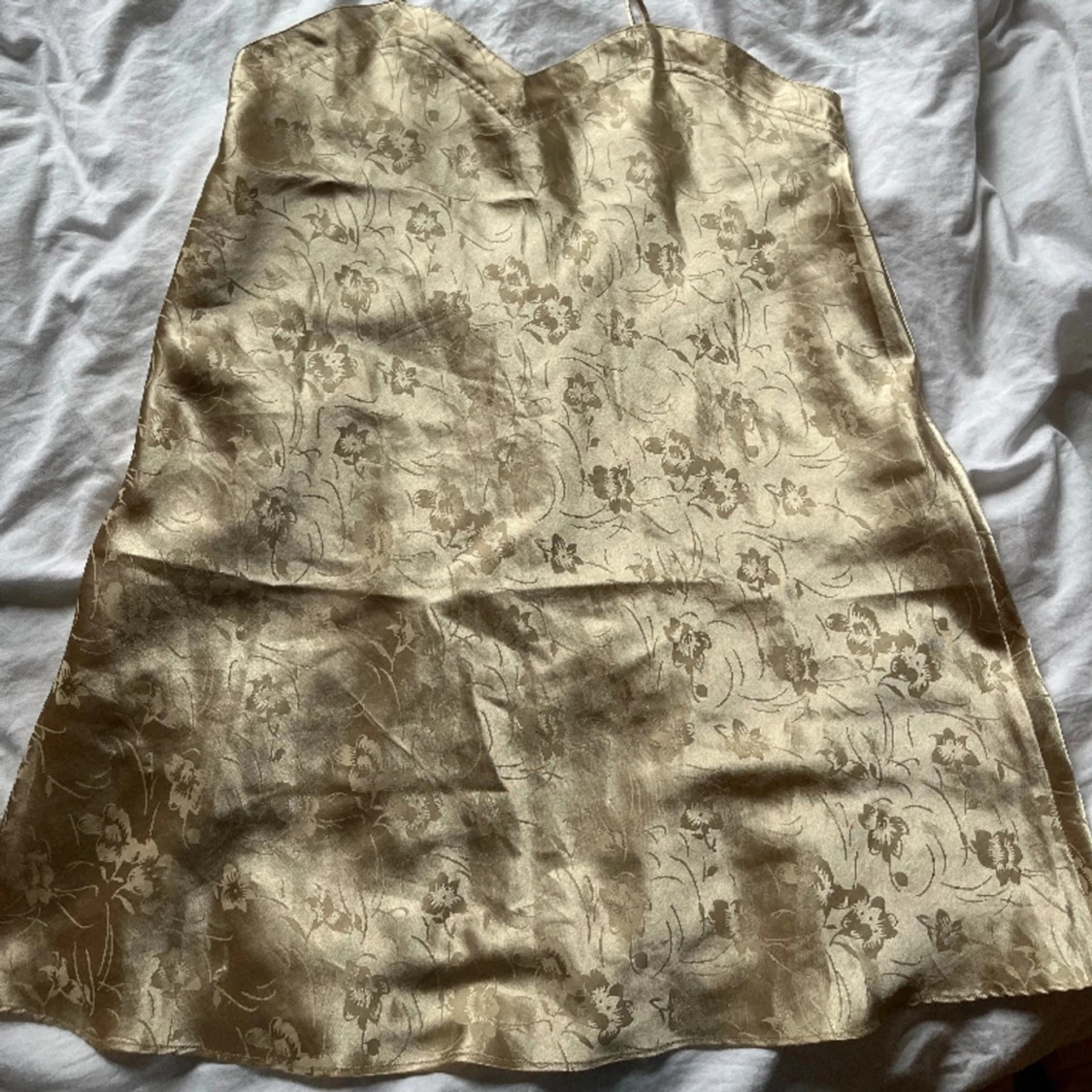 Guldig mini klänning  - 90