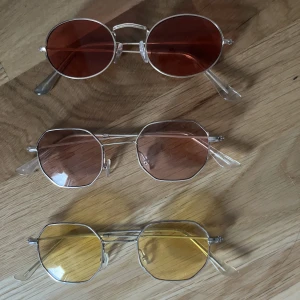 3 färgade solglasögon! - fina nästan oanvända multifärgade solglasögon! Alla tre kommer på köpet!!