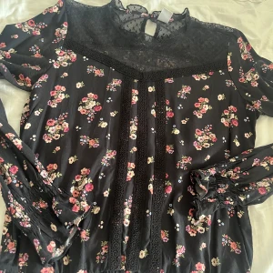Somrig blus  - En blommig blus från Lindex som är perfekt t sommaren. Den är i strl 170 och sitter jätte fint på. Säljes för den inte kmr t användning. Använd ett fåtal ggr.