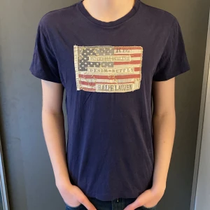 Ralph Lauren T-shirt - Säljer nu denna asfeta Ralph Lauren (Denim & Supply) T-shirt i ett gott skick! Storleken är M men kan passa S med. Säljer nu för endast 349kr✅ Hör av dig vid minsta lilla fundering 😊✅