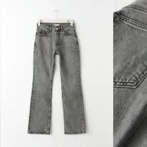 Jeans i använt skick från Gina tricot🩷 Storlek 32 och passar mig väldigt bra som är ca 165 cm💓hör av er vid funderingar💞pris kan diskuteras vid snabb affär🙏🏽