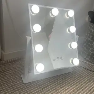 Denna sminkspegel har tre olika ljus som ni kan se på bilderna. Man kan även höja och sänka ljusstyrkan. Hör av dig vid funderingar!💗