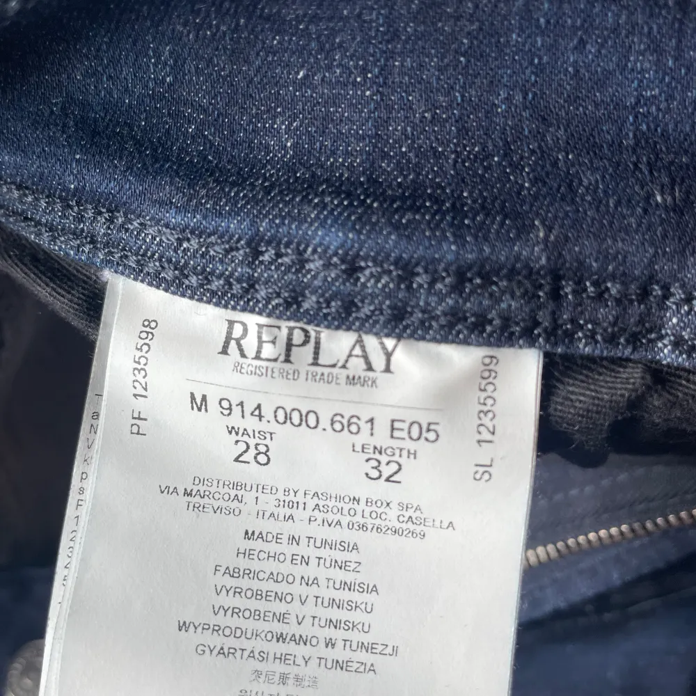 Tjabba:) säljer nu dessa trendiga REPLAY hyperflex jeans. Skick 10/10 aldrig använda. Säljer billigt för att jag vill bli av med dem. Nypris 1800, mitt pris 499. Hör av dig vid minsta lilla fråga😊. Jeans & Byxor.