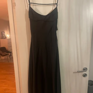 Svart zara klänning - Jättefin klänning från zara. Endast använd 2 gånger så den är som ny. 