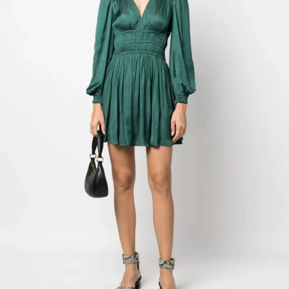 Hej, Säljer min superfina gröna Maje klänning då den tyvärr blivit för liten!❤️Den är i nyskick då den har änvänts 3 gånger!! Storlek 38 och nypris ligger på 195€. Skriv privat vid eventuella frågor💗💗. Klänningar.