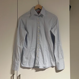 Skjorta från Unami - Fin skjorta i mycket bra skick från UMANI Classic Label i bomull, lappen säger storlek M men jag skulle säga att den snarare passar en S! Endast använd ett par gånger!
