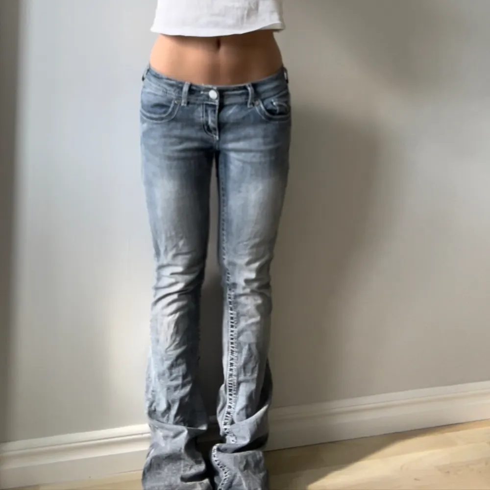 Midjemått tvärsöver 38cm och Innerbenslängd 85cm💓. Jeans & Byxor.