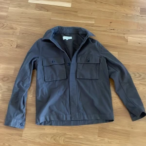 Overshirt Legends  - Säljer nu denna overshirt pga för liten. Har aldrig hunnit använda den riktigt utan mest tagit plats i garderoben. Skick 10/10. Ny pris: 1049. Mitt pris 450. Färgen är Mörkgrön. Pris kan diskuteras vid snabb affär.