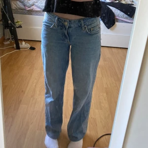 Blåa jeans - Ett par fina jeans från Lager 157! De är ca 70 cm i midjemått och 72 cm i beninnermått längden, uppsydda och i fint skick💞💗 (Djur finns i hemmet) nypris: 400 kr💕