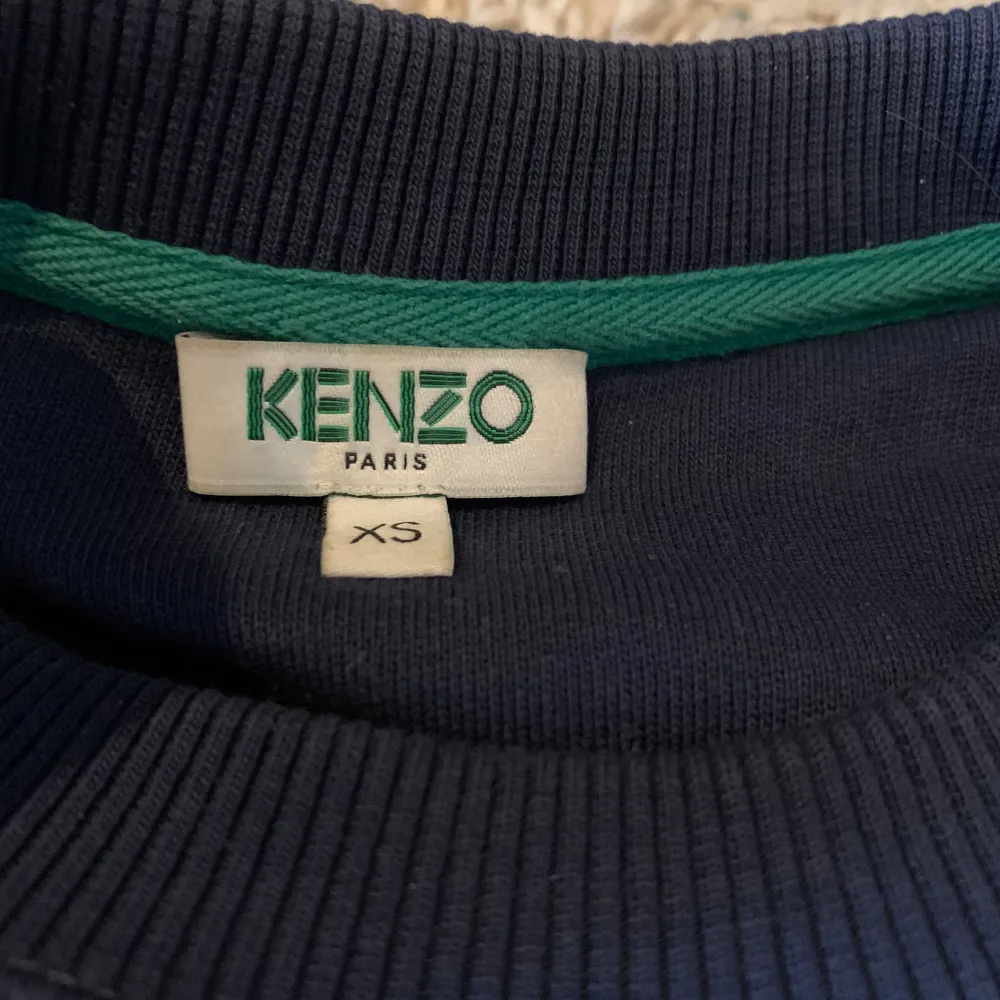 Hej! Säljer nu min kenzo tröja då den inte passar mig. Tröja är i jätte bra skick därav den är ganska ny. Det finns inga hål eller så. Storleken är xs men den passar till S och tror även M. Priset kan diskuteras!!! Vid flera frågor skicka ett sms💬 . Tröjor & Koftor.