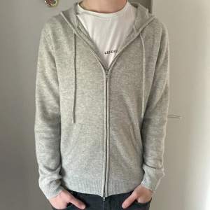 Säljer en John Henric Cashmere hoodie som är köpt på NK är i mycket bra skick och inga skador eller defekter på den 