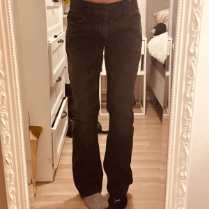 bootcut/straight levis jeans - Säljer dessa levis jeans eftersom de är lite förstora på mig i midjan❤️ skulle säga att de sitter som S❤️gammal bootcut modell❤️