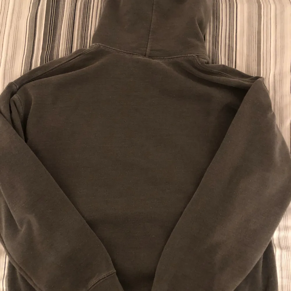 Vintage supply oversized hoodie med tryck i storlek M. Väldigt bra skick, ingen defekt. Pris kan diskuteras. Hoodies.
