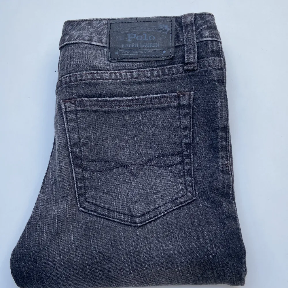Säljer dessa Ralph Lauren jeans på grund av att det inte passa mig. Skick 7/10 Storlek 14-16 år 164-170 cm. Om ni har några frågor är det bara att skriva.  Mvh SVC. Jeans & Byxor.