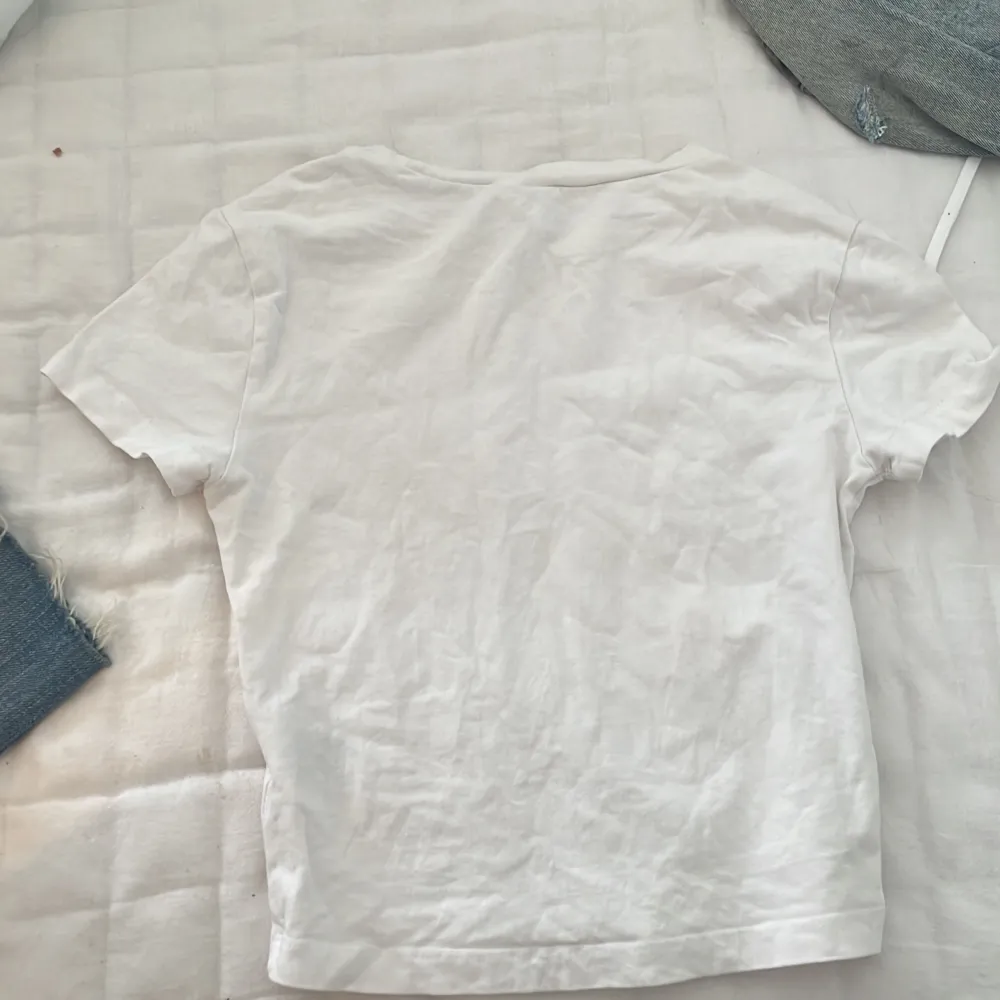 säljer min basic vita t shirt då den aldrig kom till användning . T-shirts.