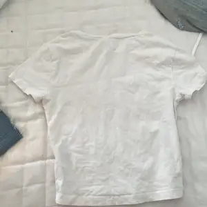 säljer min basic vita t shirt då den aldrig kom till användning 