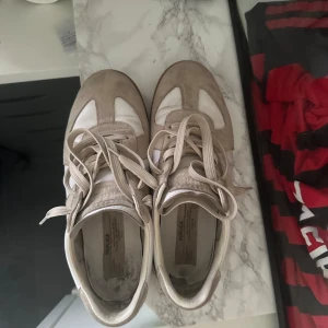 Maison margiela gat sneakers - Bra använt skick. Äldre modell av GAT skorna, därför är toeboxen lite mindre jämfört med nya modellerna.