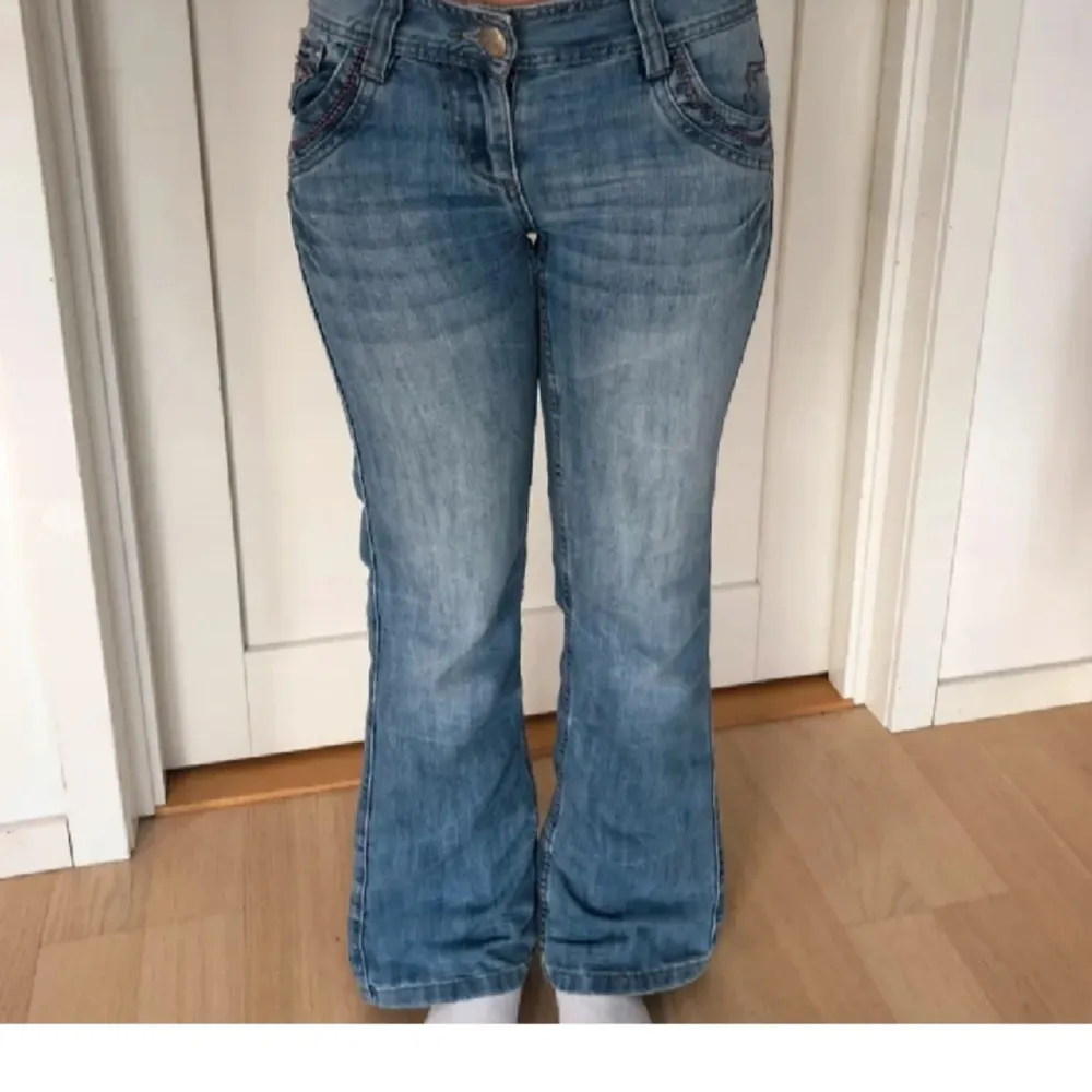 Blåa lågmidjade jeans med detaljer på bakfickorna. Köpta på vinted men tyvärr var de för små i midjan, så inte mina bilder. perfekt längd på mig som är 164. Innerbenslängd: 73 cm. Midjemått: ca 38 cm från sida till sida. Skulle säga stl xs-s💗. Jeans & Byxor.