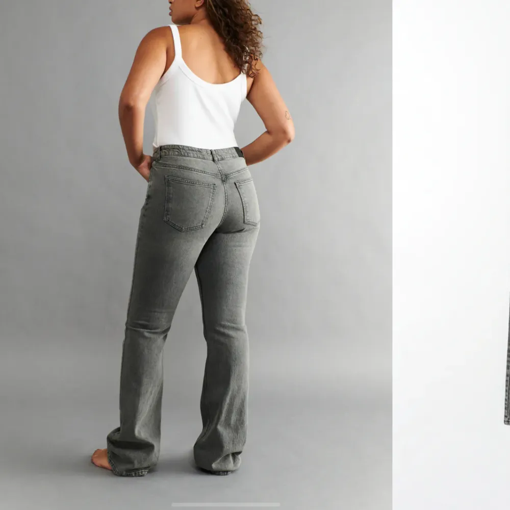 Gråa flare jeans från Gina Tricot, nypris 499, knappt använd så i nyskick, medelhög midja, . Jeans & Byxor.
