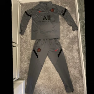 Psg Tracksuit - Psg Tröja + Byxor | Bra skick, Storlek S | Säljer billigt då den aldrig används, Går inte ner i pris. !FRAKTAR SAMMA DAG DEN KÖPS!