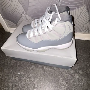 Jordan 11 Cool Grey - Säljer ett par av Jordan 11s som då blev småa ett tag sen. Har tagit hand om de bra och de är i god skick. 