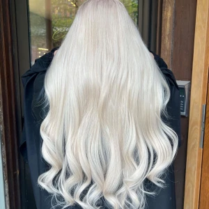 Löshår med tejp, märke beauty works. - 50/53 cm långt. Köpt på salong, isatt och borttaget av frisör. Märket är beauty works, ej behandlat med silvetschampo. Endast använt några månader ☺️ Köptes för 9000kr säljer för 2000kr. Två paket, räcker gott och väl till hela håret. 🫶