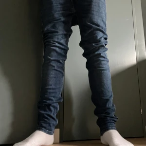 Replay Jeans - Asfeta replay jeans ambass för ett bra pris! Jag säljer dessa nu för att de är för små! Men nypris: 1350kr Mitt pris: 339kr! För ett par bra rena fina jeans som är i ett 9/10 skick. Pris diskuterbart!