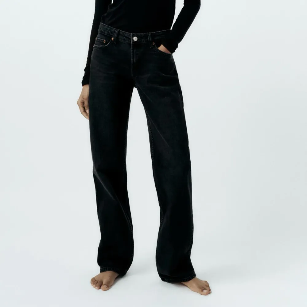 Svarta lågmidjade jeans ifrån zara i storlek 38, aldrig använda!. Jeans & Byxor.