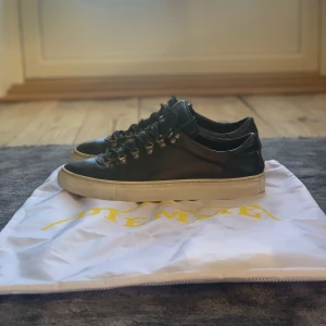 Diemme skor - Säljer dessa feta diemme sneakers i storlek 42. Dom är svarta med och med vit sula och i bra skick. Dustbagen ingår:)   Skriv om ni har frågor