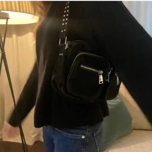 Väska - Noella bag, fint skick och inga defekter. Köptes för runt 800🙌🏼🩷Skriv för fler bilder! Har inte riktigt koll på måtten men fråga om de om du är intresserad. 