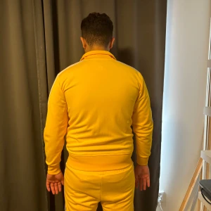 Palm anges dress - Köpt nyligen och kommit till användning endast 1 gång för en musikvideo inget annat. Plaggen har inga skador samt är fläckfria.